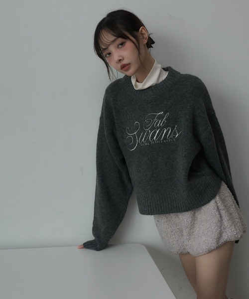 Nadana(ナダナ)の「ロゴ刺繍ニットショートプルオーバー(ニット/セーター・レディース・グレー/ブルー/アイボリー・FREE)」の9枚目の写真