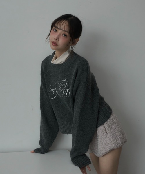 Nadana(ナダナ)の「ロゴ刺繍ニットショートプルオーバー(ニット/セーター・レディース・グレー/ブルー/アイボリー・FREE)」の13枚目の写真
