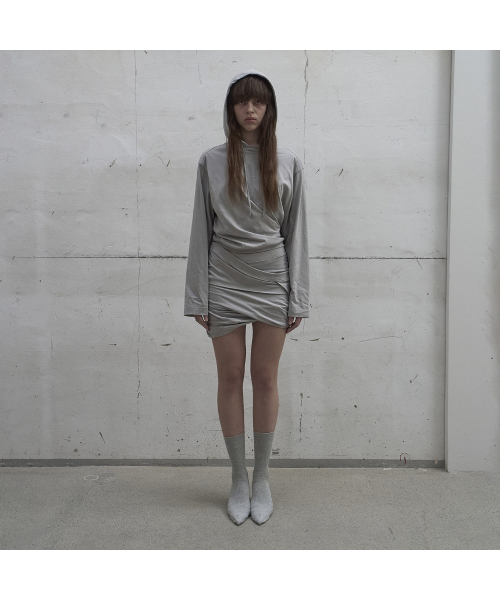 LCDC TM（エルシーディーシーティーエム）の「TWISTED MINI VOLUME SKIRT (LIGHT GREY)（スカート・レディース・ライトグレー・SMALL/MEDIUM）」の2枚目の写真