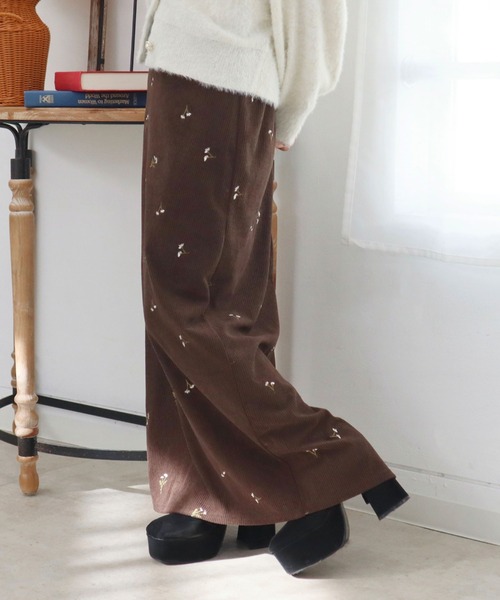 CECIL McBEE(セシルマクビー)の「カットコール花柄刺繍ナロースカート(スカート・レディース・ブラック/ブラウン・MEDIUM/LARGE)」の4枚目の写真