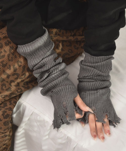 VIBGYOR Women（ヴィブジョー　ウィメン）の「【float】《推し活/推しカラー/メンカラ》無地 リブニット ダメージデザイン アームカバー /アームウォーマー【8色展開】（アームカバー・レディース・ブラック/グレー/ホワイト/ピンク/レッド/チャコール/パープル/イエロー・FREE）」の4枚目の写真