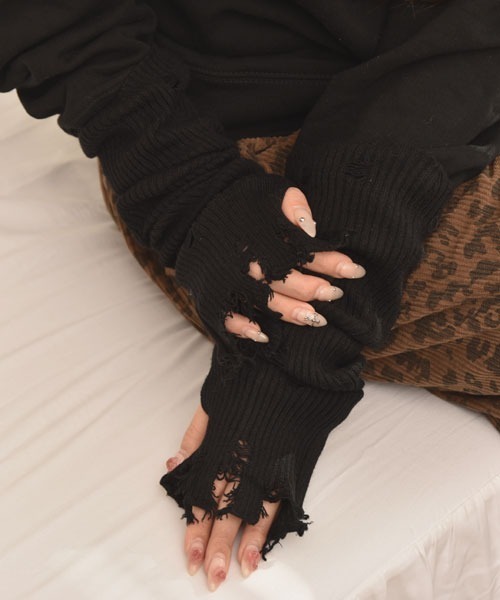 VIBGYOR Women（ヴィブジョー　ウィメン）の「【float】《推し活/推しカラー/メンカラ》無地 リブニット ダメージデザイン アームカバー /アームウォーマー【8色展開】（アームカバー・レディース・ブラック/グレー/ホワイト/ピンク/レッド/チャコール/パープル/イエロー・FREE）」の2枚目の写真