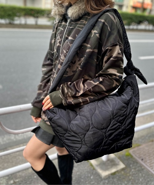 GORGE(ゴージ)の「《ふんわり立体キルト》レディース キルトショルダーバッグ 大容量 軽量 メッセンジャー 春夏秋冬(ショルダーバッグ・レディース・ブラック・F)」の3枚目の写真