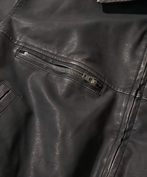 ADPOSION(アドポーション)の「ヴィンテージライク 合成皮革 ステンカラーブルゾン / ミリタリージャケット(ブルゾン・メンズ・ブラック/ダークブラウン・MEDIUM/LARGE/X-LARGE)」の9枚目の写真