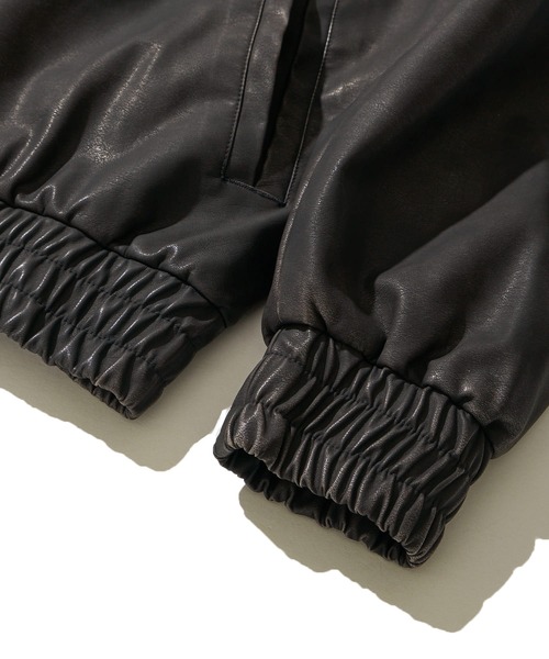 ADPOSION(アドポーション)の「ヴィンテージライク 合成皮革 ステンカラーブルゾン / ミリタリージャケット(ブルゾン・メンズ・ブラック/ダークブラウン・MEDIUM/LARGE/X-LARGE)」の11枚目の写真