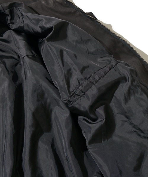 ADPOSION(アドポーション)の「ヴィンテージライク 合成皮革 ステンカラーブルゾン / ミリタリージャケット(ブルゾン・メンズ・ブラック/ダークブラウン・MEDIUM/LARGE/X-LARGE)」の12枚目の写真