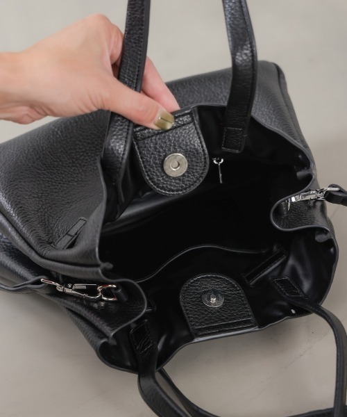 Bou Jeloud（ブージュルード）の「ベルテッドバック（トートバッグ・レディース・ブラック/グレイッシュベージュ/シルバー・ONESIZE）」の6枚目の写真