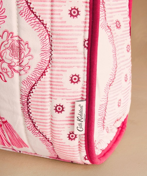 Cath Kidston（キャスキッドソン）の「キルテッド ラージブックバッグ Spitalfields Silk（トートバッグ・レディース・ピンク・FREE）」の5枚目の写真