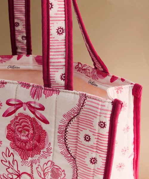 Cath Kidston（キャスキッドソン）の「キルテッド ラージブックバッグ Spitalfields Silk（トートバッグ・レディース・ピンク・FREE）」の4枚目の写真