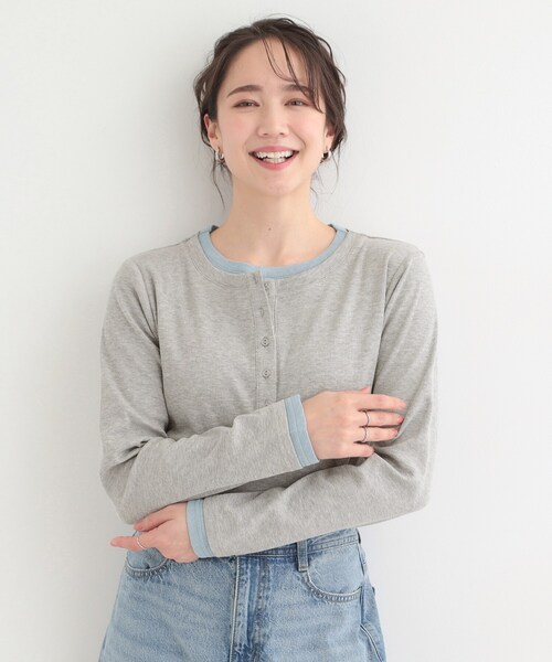 SHOO・LA・RUE（シューラルー）の「【洗濯機可/S-LL】1枚でサマ見え レイヤード風配色 ヘンリーネックロンT（Tシャツ/カットソー・レディース・グレー/オフホワイト/ブラック・01/04/03/02）」の4枚目の写真