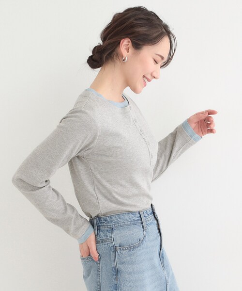 SHOO・LA・RUE（シューラルー）の「【洗濯機可/S-LL】1枚でサマ見え レイヤード風配色 ヘンリーネックロンT（Tシャツ/カットソー・レディース・グレー/オフホワイト/ブラック・01/04/03/02）」の5枚目の写真