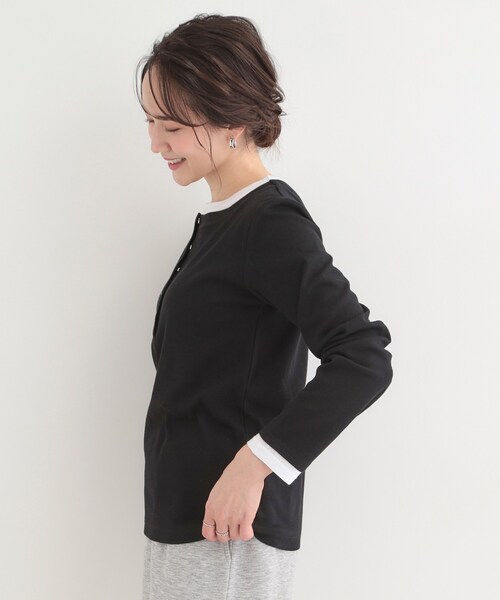 SHOO・LA・RUE（シューラルー）の「【洗濯機可/S-LL】1枚でサマ見え レイヤード風配色 ヘンリーネックロンT（Tシャツ/カットソー・レディース・グレー/オフホワイト/ブラック・01/04/03/02）」の9枚目の写真