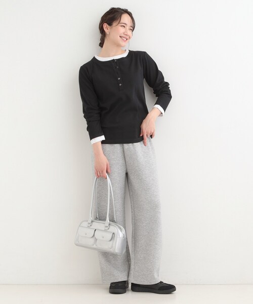 SHOO・LA・RUE（シューラルー）の「【洗濯機可/S-LL】1枚でサマ見え レイヤード風配色 ヘンリーネックロンT（Tシャツ/カットソー・レディース・グレー/オフホワイト/ブラック・01/04/03/02）」の10枚目の写真