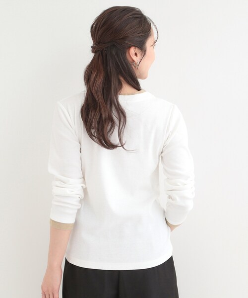 SHOO・LA・RUE（シューラルー）の「【洗濯機可/S-LL】1枚でサマ見え レイヤード風配色 ヘンリーネックロンT（Tシャツ/カットソー・レディース・グレー/オフホワイト/ブラック・01/04/03/02）」の13枚目の写真