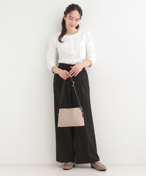 SHOO・LA・RUE（シューラルー）の「【洗濯機可/S-LL】1枚でサマ見え レイヤード風配色 ヘンリーネックロンT（Tシャツ/カットソー・レディース・グレー/オフホワイト/ブラック・01/04/03/02）」の14枚目の写真