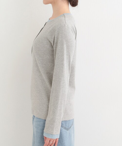 SHOO・LA・RUE（シューラルー）の「【洗濯機可/S-LL】1枚でサマ見え レイヤード風配色 ヘンリーネックロンT（Tシャツ/カットソー・レディース・グレー/オフホワイト/ブラック・01/04/03/02）」の17枚目の写真