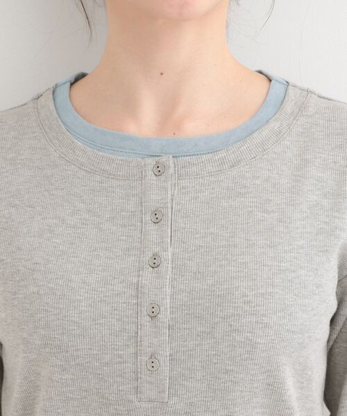 SHOO・LA・RUE（シューラルー）の「【洗濯機可/S-LL】1枚でサマ見え レイヤード風配色 ヘンリーネックロンT（Tシャツ/カットソー・レディース・グレー/オフホワイト/ブラック・01/04/03/02）」の19枚目の写真