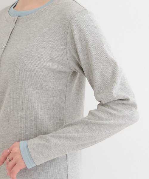 SHOO・LA・RUE（シューラルー）の「【洗濯機可/S-LL】1枚でサマ見え レイヤード風配色 ヘンリーネックロンT（Tシャツ/カットソー・レディース・グレー/オフホワイト/ブラック・01/04/03/02）」の21枚目の写真