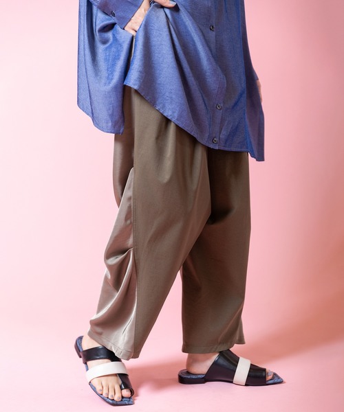 OSMOSIS(オズモーシス)の「タックカーブパンツ(その他パンツ・レディース・ブラウン/ブラック/カーキ・ONE SIZE)」の3枚目の写真