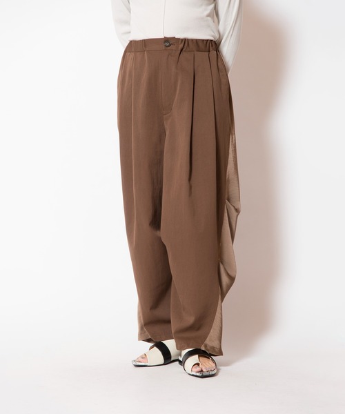 OSMOSIS(オズモーシス)の「タックカーブパンツ(その他パンツ・レディース・ブラウン/ブラック/カーキ・ONE SIZE)」の4枚目の写真
