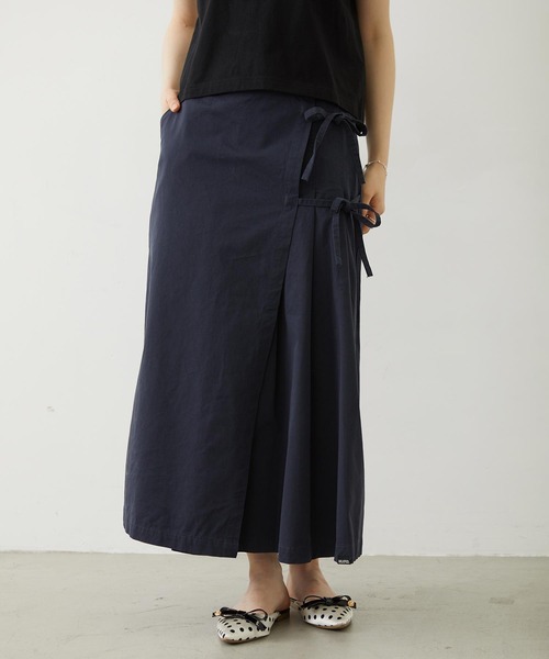 MILKFED.(ミルクフェド)の「CHINO TUCK LONG SKIRT(スカート・レディース・ベージュ/ネイビー/グレー・S/M)」の1枚目の写真