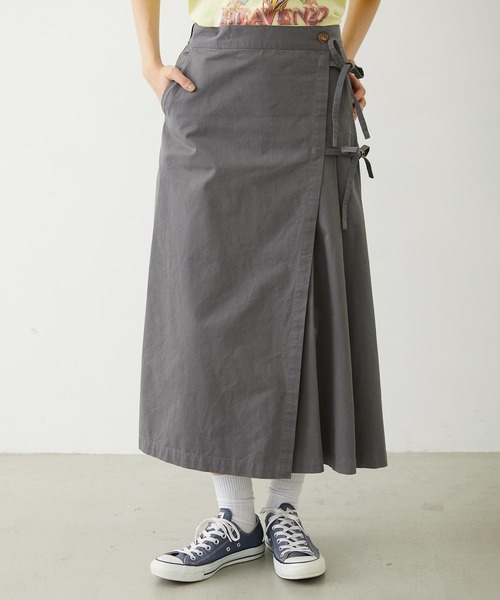 MILKFED.(ミルクフェド)の「CHINO TUCK LONG SKIRT(スカート・レディース・ベージュ/ネイビー/グレー・S/M)」の2枚目の写真