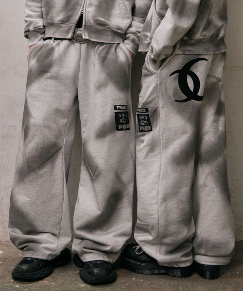 PIMADAZIWIN（ピマダジウィン）の「Smoke Curved Pants_[White Melange]（スウェットパンツ・レディース・ライトグレー・MEDIUM/LARGE/X-LARGE）」の2枚目の写真