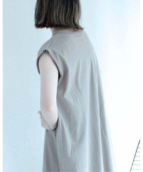 amini(アミニ)の「タックスリーブワンピース(ワンピース・レディース・ブラック/グレイッシュベージュ・MEDIUM)」の17枚目の写真