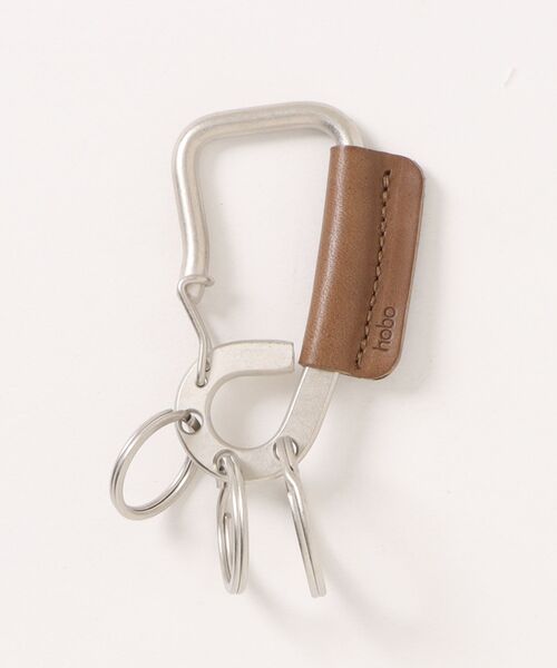 hobo(ホーボー)の「【hobo / ホーボー】CARABINER KEY RING with HORSE LEATHER(キーホルダー・メンズ・グレイッシュベージュ/ブラック/ダークブラウン・FREE)」の3枚目の写真