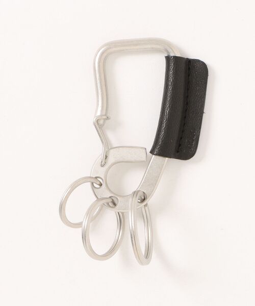 hobo(ホーボー)の「【hobo / ホーボー】CARABINER KEY RING with HORSE LEATHER(キーホルダー・メンズ・グレイッシュベージュ/ブラック/ダークブラウン・FREE)」の2枚目の写真
