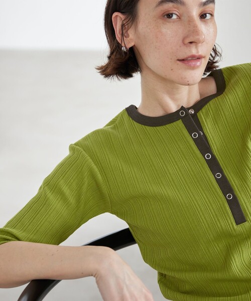 BEAUTY&YOUTH UNITED ARROWS(ビューティーアンドユースユナイテッドアローズ)の「【WEB限定】ランダムリブ ヘンリーネック スナップ 5分袖Tシャツ(Tシャツ/カットソー・レディース・ライム/ネイビー/ベージュ/ライトピンク・FREE)」の9枚目の写真