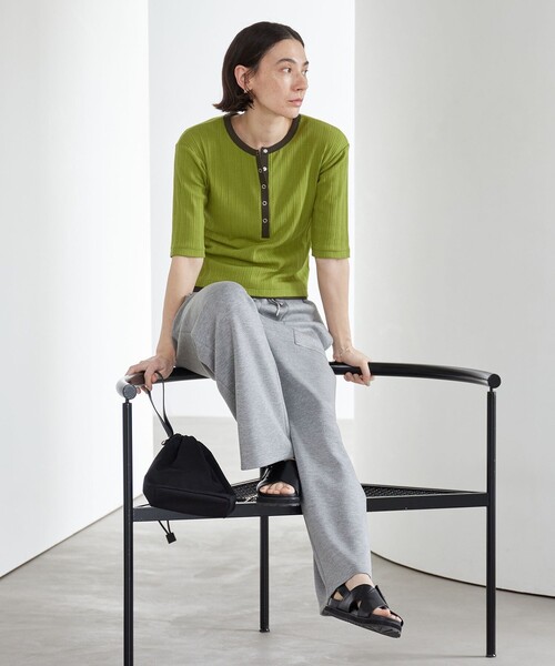 BEAUTY&YOUTH UNITED ARROWS(ビューティーアンドユースユナイテッドアローズ)の「【WEB限定】ランダムリブ ヘンリーネック スナップ 5分袖Tシャツ(Tシャツ/カットソー・レディース・ライム/ネイビー/ベージュ/ライトピンク・FREE)」の11枚目の写真