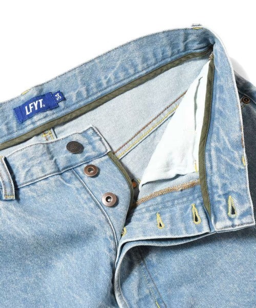 LFYT（エルエフワイティー）の「LFYT ラファイエット -  5 POCKET WASHED DENIM PANTS BAGGIE FIT ICE WASH デニムパンツ バギーフィット LS261203（デニムパンツ・メンズ・ライトブルー・38/36/34/32）」の5枚目の写真