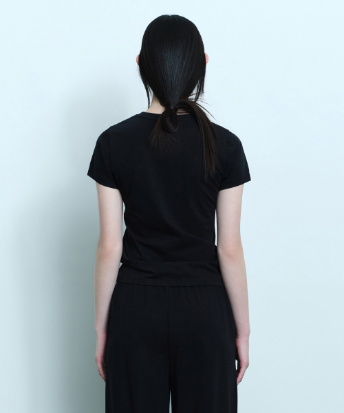 MUSINSA STANDARD WOMAN（ムシンサスタンダードウーマン）の「[UVプロテクション] ウィメンズスリムクルーネックTシャツ [ブラック]（Tシャツ/カットソー・レディース・その他・X-SMALL/SMALL/MEDIUM/LARGE）」の2枚目の写真