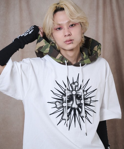 GALFY（ガルフィー）の「GALFY（ガルフィー）おしゃぶりワンワンTパーカー/半袖パーカー/ビッグシルエット 迷彩フード フェイクレイヤード（パーカー・メンズ・ブラック/ホワイト/グレイッシュベージュ・LL/L/M）」の2枚目の写真
