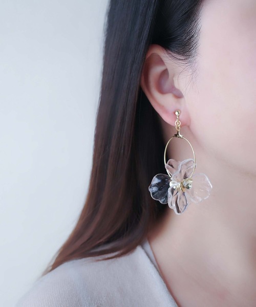 CERCA(チェルカ)の「jolie minette/ビックフラワー ゴールド フープ イヤリング(イヤリング・レディース・クリア/カーキ系/ピンク系/ベージュ系/ブラウン系/ホワイト系/マスタード/ダークインディゴブルー/プラム/クリアイエロー・FREE)」の21枚目の写真