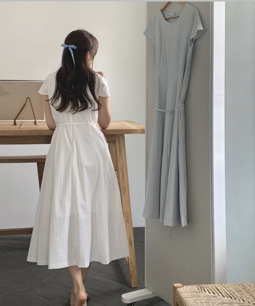 AMAJI(アマジ)の「韓国風 シンプル ラウンドネック ウエストリボン ロングワンピース 涼しげサマードレス(ワンピース・レディース・ホワイト/ブラック/ライトブルー・FREE)」の5枚目の写真
