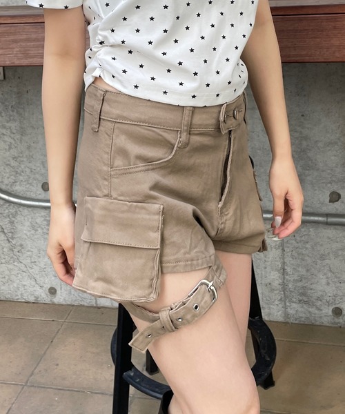 ROGER AND RAW（ロジャーアンドロウ）の「裾ベルト カーゴショートパンツ（カーゴパンツ・レディース・ブラック/ベージュ・SMALL/MEDIUM）」の6枚目の写真