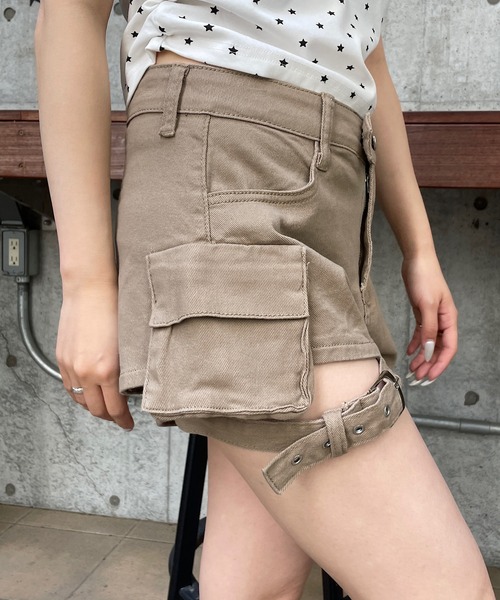 ROGER AND RAW（ロジャーアンドロウ）の「裾ベルト カーゴショートパンツ（カーゴパンツ・レディース・ブラック/ベージュ・SMALL/MEDIUM）」の7枚目の写真