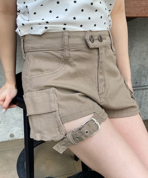 ROGER AND RAW（ロジャーアンドロウ）の「裾ベルト カーゴショートパンツ（カーゴパンツ・レディース・ブラック/ベージュ・SMALL/MEDIUM）」の11枚目の写真