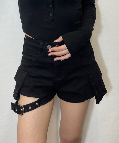 ROGER AND RAW（ロジャーアンドロウ）の「裾ベルト カーゴショートパンツ（カーゴパンツ・レディース・ブラック/ベージュ・SMALL/MEDIUM）」の13枚目の写真