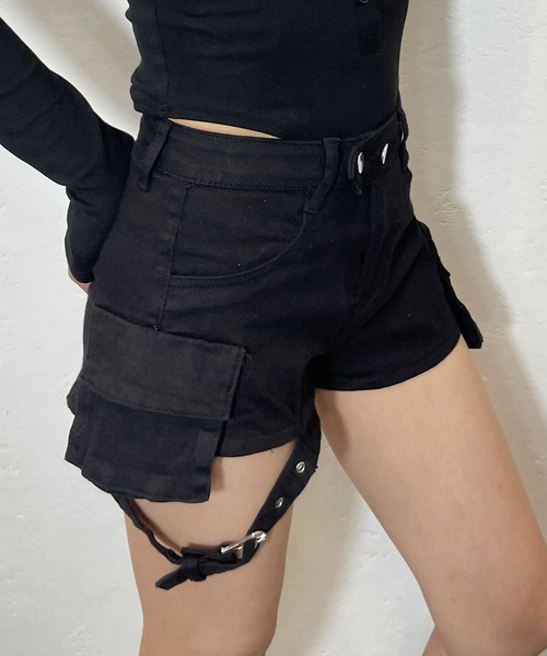 ROGER AND RAW（ロジャーアンドロウ）の「裾ベルト カーゴショートパンツ（カーゴパンツ・レディース・ブラック/ベージュ・SMALL/MEDIUM）」の15枚目の写真