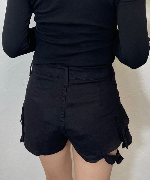 ROGER AND RAW（ロジャーアンドロウ）の「裾ベルト カーゴショートパンツ（カーゴパンツ・レディース・ブラック/ベージュ・SMALL/MEDIUM）」の16枚目の写真