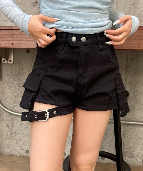 ROGER AND RAW（ロジャーアンドロウ）の「裾ベルト カーゴショートパンツ（カーゴパンツ・レディース・ブラック/ベージュ・SMALL/MEDIUM）」の17枚目の写真