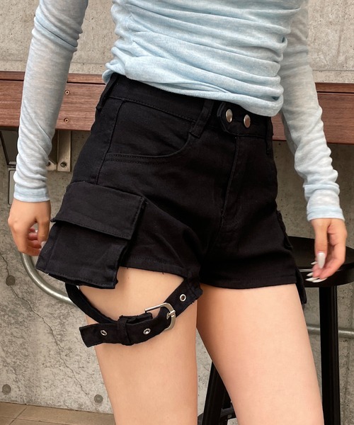 ROGER AND RAW（ロジャーアンドロウ）の「裾ベルト カーゴショートパンツ（カーゴパンツ・レディース・ブラック/ベージュ・SMALL/MEDIUM）」の18枚目の写真