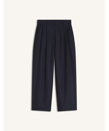 Maison Kitsune（メゾンキツネ）の「CARROT PLEATED PANTS（スラックス）」