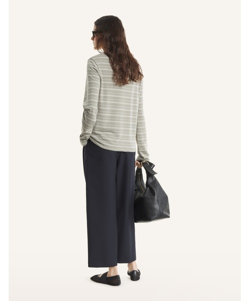 Maison Kitsune(メゾンキツネ)の「CARROT PLEATED PANTS(スラックス・レディース・ネイビー・40/38/36/34/42)」の5枚目の写真