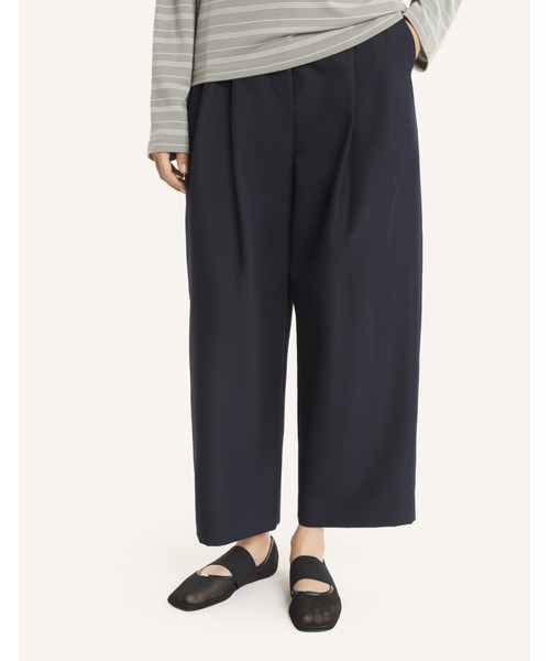 Maison Kitsune(メゾンキツネ)の「CARROT PLEATED PANTS(スラックス・レディース・ネイビー・40/38/36/34/42)」の6枚目の写真