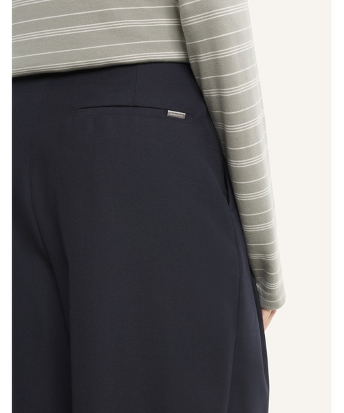 Maison Kitsune(メゾンキツネ)の「CARROT PLEATED PANTS(スラックス・レディース・ネイビー・40/38/36/34/42)」の7枚目の写真