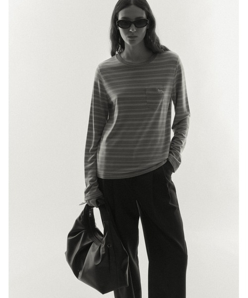 Maison Kitsune(メゾンキツネ)の「CARROT PLEATED PANTS(スラックス・レディース・ネイビー・40/38/36/34/42)」の8枚目の写真
